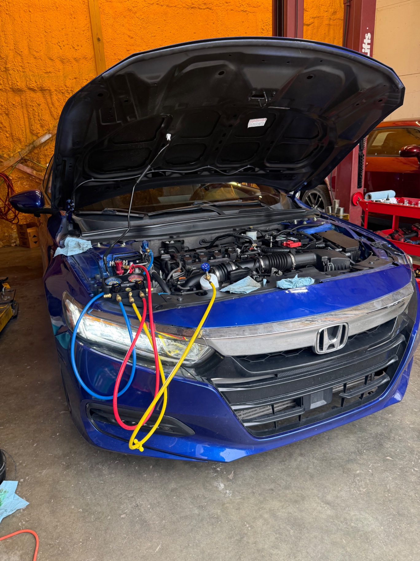 Recarga de refrigerante en un Honda Accord azul
